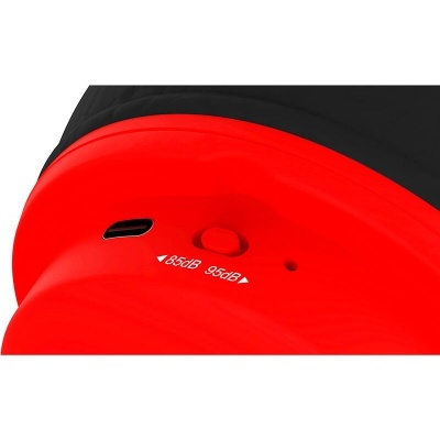Dispositivo vermelho e preto com botão, porta USB e texto 85dB 95dB.