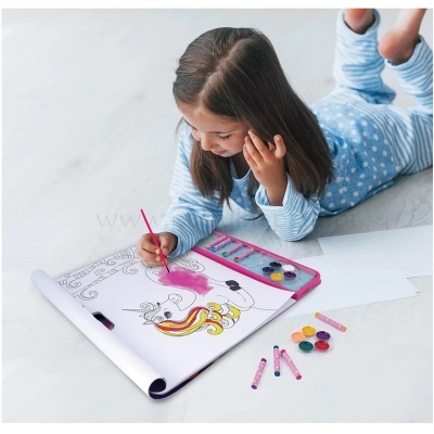 Criança a pintar desenho em folha grande com tintas e lápis de cera