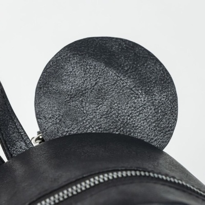 Detalhe em bolso redondo preto com zíper prateado