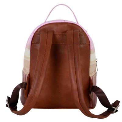 Mochila pequena castanha com alças rosadas vista por trás