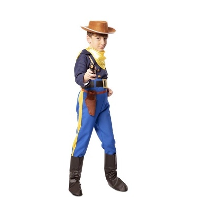 Menino com fato de cowboy azul, chapéu castanho e arma de brinquedo
