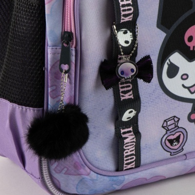 Mochila lilás com personagens de caveiras e zíper rosa com pendentes