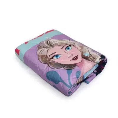 Colcha ou manta com estampa da personagem Elsa de Frozen, com cores roxa e azul