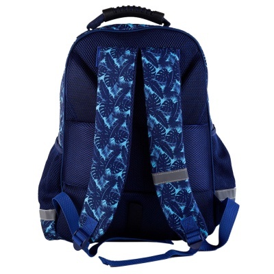 Mochila azul escura com padrão de folhas azuis claras nas alças e fita refletora