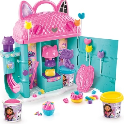 Conjunto de brinquedo de cozinha temática de gato, colorido, com acessórios e figuras.