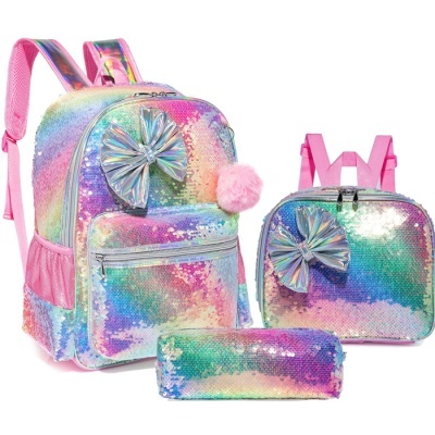 Conjunto de mochila, mala e estojo coloridos com lantejoulas e detalhes em rosa.