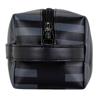 Estojo preto com padrão riscas cinzentas e fecho zip metálico