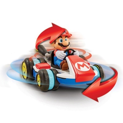 Brinquedo de Mario num kart colorido com setas de movimento vermelhas.
