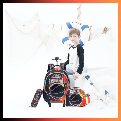 Conjunto escolar com padrão de basquetebol e mochila de rodas