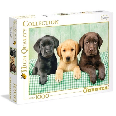 Caixa de puzzle Clementoni com imagem de três cachorros atrás de pano xadrez verde