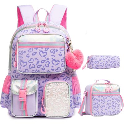 Conjunto escolar lilás com padrão de corações e detalhes rosa