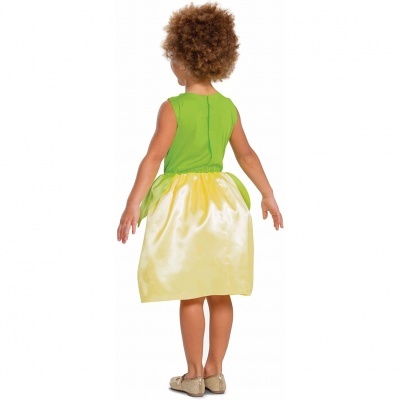 Criança de costas vestindo vestido verde e amarelo com sapatos dourados