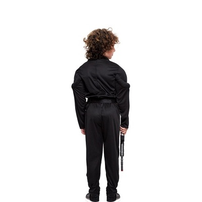 Criança de costas com fato preto e objeto preto na mão