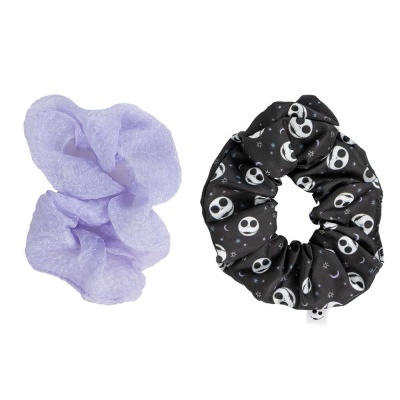 Dois elásticos para cabelo tipo scrunchie, um lilás e outro preto com estampado de caveiras