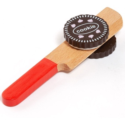 Espátula de madeira com decoração em forma de bolacha e texto cookie