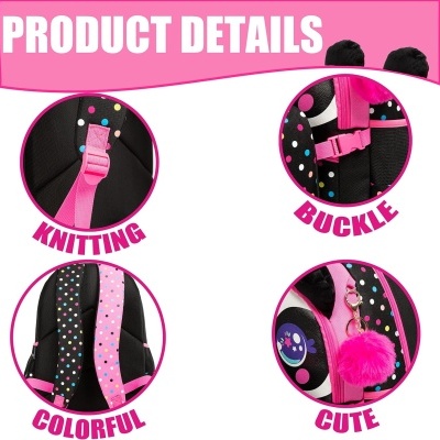 Detalhes da mochila preta com pontos coloridos e acessórios em rosa