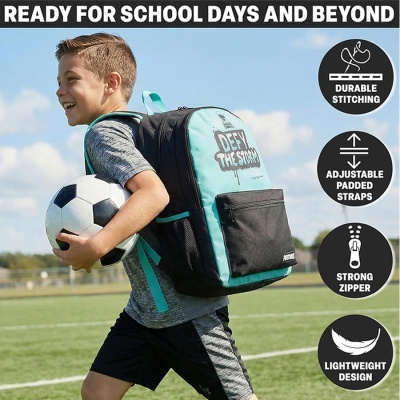 Menino com mochila preta e azul claro e bola de futebol em campo, texto promocional e ícones destacando características da mochila