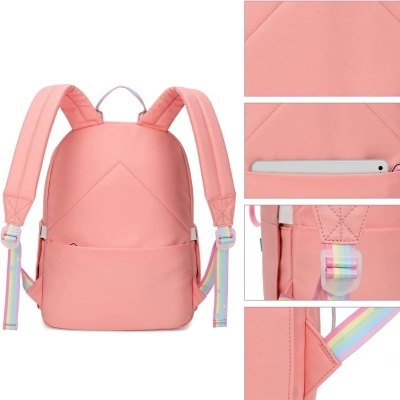 Mochila rosa com alças arco-íris e bolso exterior