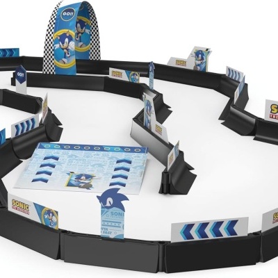 Pista de corrida temática Sonic THE HEDGEHOG com barreiras e painéis coloridos