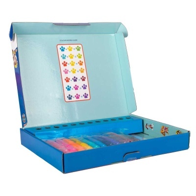 Caixa aberta com 12 tubos coloridos de massa moldável e carta de cores com pegadas
