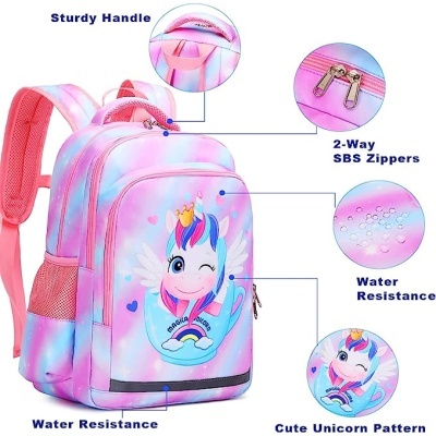 Mochila infantil com padrão de unicórnio e detalhes em rosa e azul