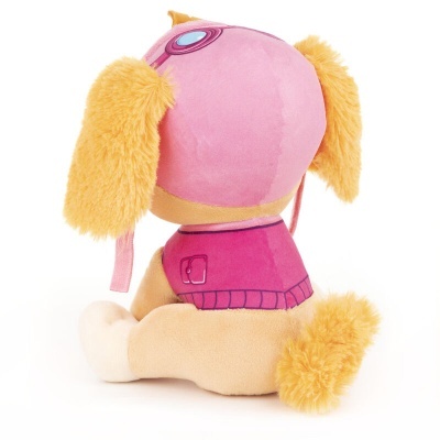 Pelúcia de cão com roupinha rosa, vista de costas, sobre fundo branco