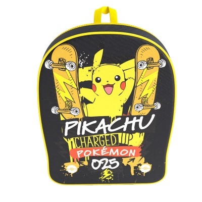Mochila preta com estampa de Pikachu e skates amarelos