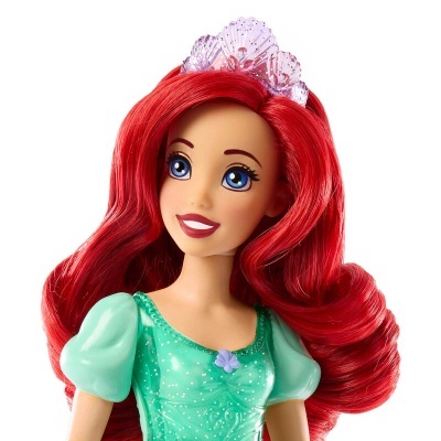 Boneca Ariel com vestido verde, cabelo vermelho e coroa lilás.