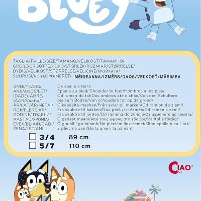 Desenho do personagem Bluey com informações multilingues de tamanhos e ilustrações dos personagens e uma casa.