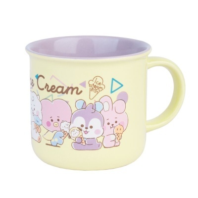 Caneca amarela com desenhos de personagens e gelados em cores pastel