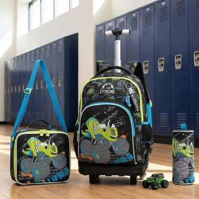 Mochila de rodinhas preta com carrinho amarelo, lancheira com alça azul, estojo cilíndrico e carrinho brinquedo num corredor escolar