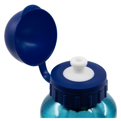 Garrafa desportiva azul com tampa de plástico aberta