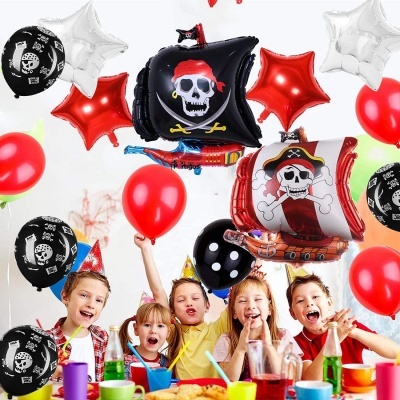 Crianças com balões coloridos de festa pirata e mesa de festa