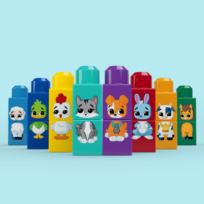 Blocos de construção coloridos com figuras de animais cartoon sobre fundo azul claro
