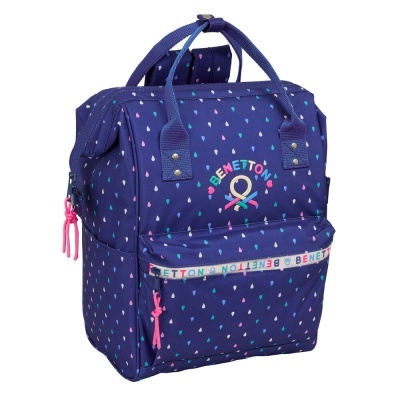 Mochila azul escura com padrão de gotas e texto BENETTON colorido