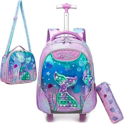 Conjunto escolar lilás com mochila de rodinhas, bolsa e estojo com tema de cauda de sereia e padrão de conchas.