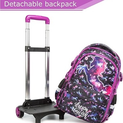 Mochila destacável com padrão de unicórnio e base com rodas e puxador roxo.