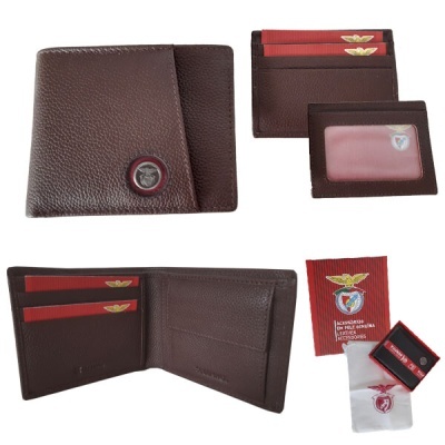 Carteira em pele castanha com insígnia metálica e embalagem vermelha.