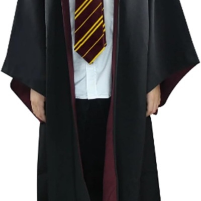 Roupa de fantasia com casaco preto longo forrado em vermelho, gravata às riscas vermelha e amarela, camisa branca e calças pretas