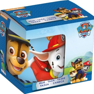 Embalagem azul com personagens dos Paw Patrol e texto multilingue sobre caneca