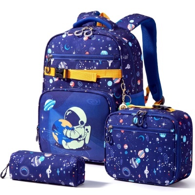 Conjunto de mochila, necessaire e estojo azul com padrão de espaço e astronauta