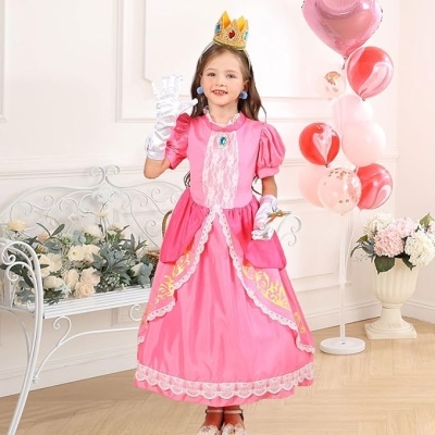 Menina com vestido de princesa rosa, luvas brancas e coroa dourada em ambiente decorado com balões e flores