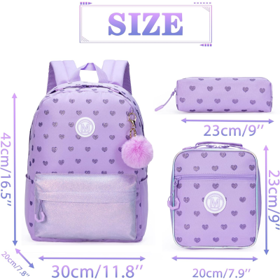 Conjunto lilás com mochila, bolsa e estojo com corações e pompom rosa