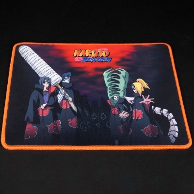 Tapete de tecido com personagens do Naruto Shippuden em fundo escuro com borda laranja