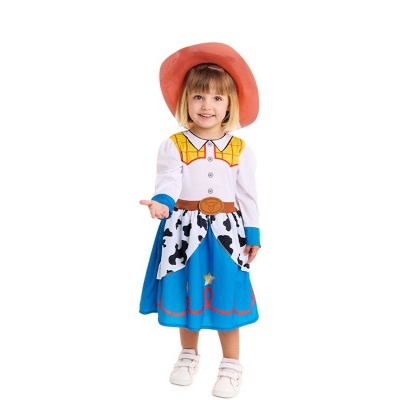 Criança vestida com fantasia de cowboy colorida e chapéu cor de salmão