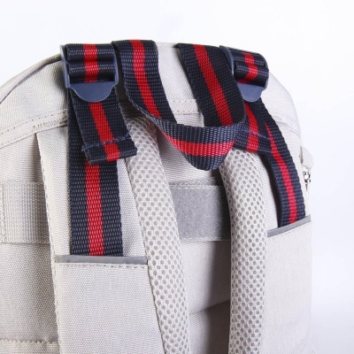 Mochila cinzenta com tiras pretas e riscas vermelhas e azuis