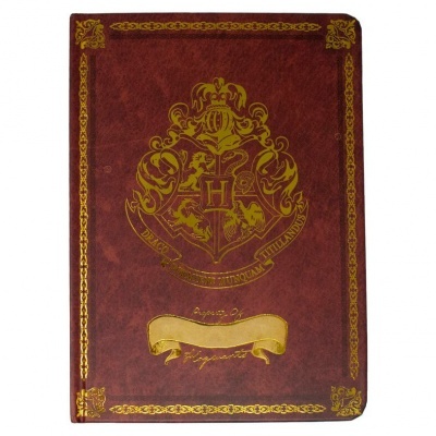 Caderno de capa dura castanha com escudo dourado de Hogwarts e decoração dourada
