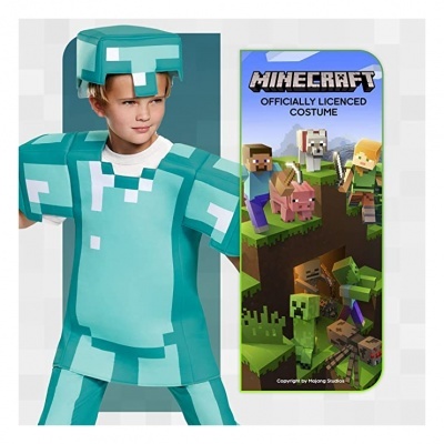 Fato de criança Minecraft azul turquesa pixelado com capacete e peito ao lado imagem do jogo com texto.