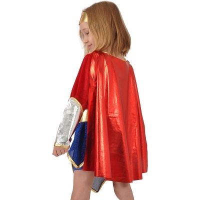 Criança com fato de super-heroína colorido e capa vermelha