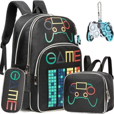 Mochila, bolsa de almoço e estojo preto com tema videojogos e chaveiro em forma de comando